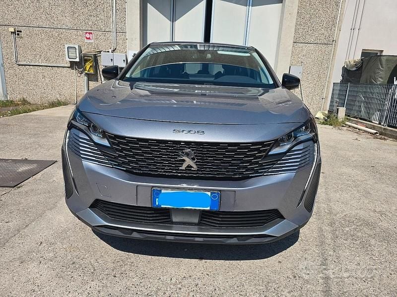 Usado Peugeot 5008 Allure 131 CV (96 kW) 2022 Gris SUV