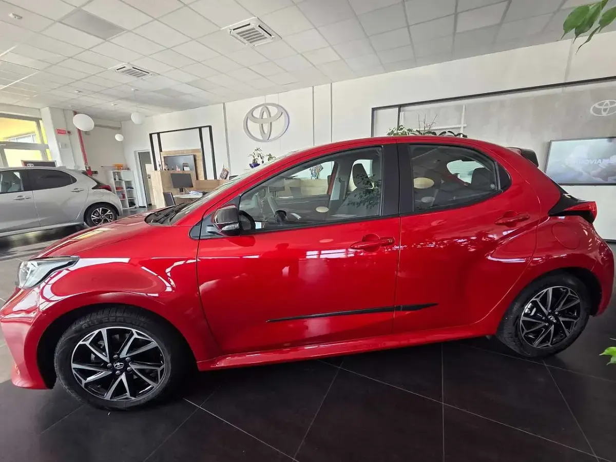 Usata Toyota Yaris Hybrid Trend 92 CV (67 kW) 2023 Emotional red pearl Berlina