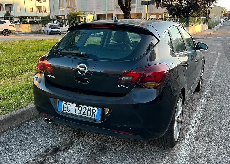 Używany Opel Astra Cosmo 140 KM (102 kW) 2010 Czarny Sedan/Limuzyna
