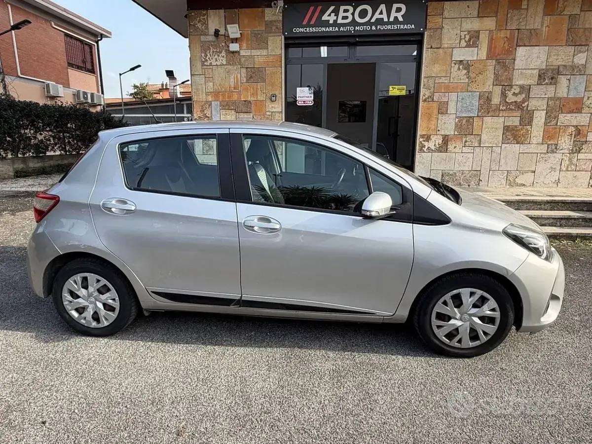 Usata Toyota Yaris 69 CV (50 kW) 2017 Grigio Utilitaria