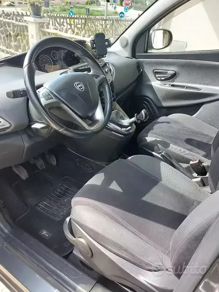 Usata Lancia Ypsilon Gold 69 CV (50 kW) 2015 Grigio Utilitaria