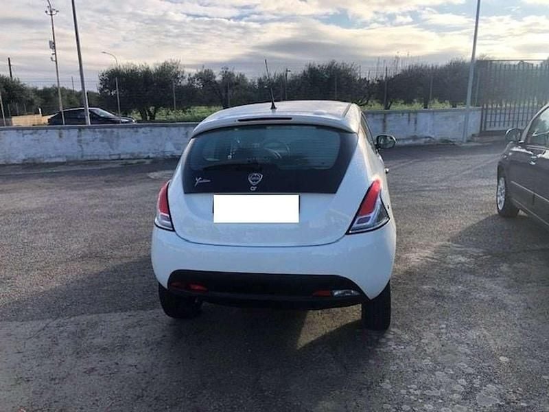 Usata Lancia Ypsilon 71 CV (52 kW) 2019 Bianco Utilitaria