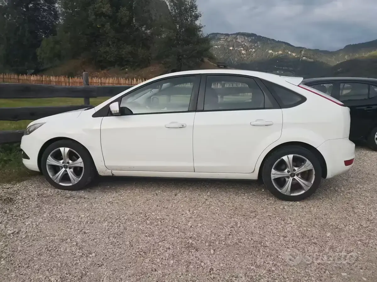 Usata Ford Focus Titanium 109 CV (80 kW) 2010 Bianco Berlina