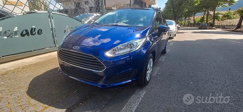 Usata Ford Fiesta 82 CV (60 kW) 2015 Blu Berlina