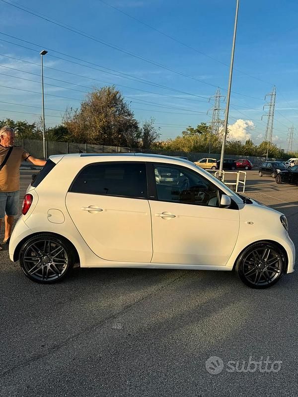 Bianco Usata 2019 Smart ForFour Brabus Due volumi | 13.000 € (Buon prezzo) - Immagine 1/4