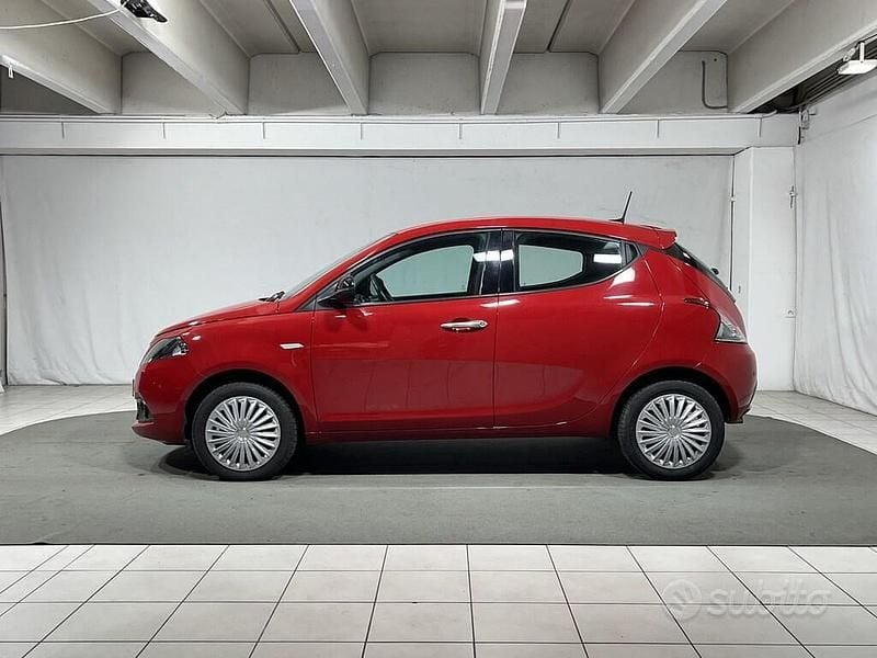 Usata Lancia Ypsilon Gold 70 CV (51 kW) 2022 Rosso Utilitaria
