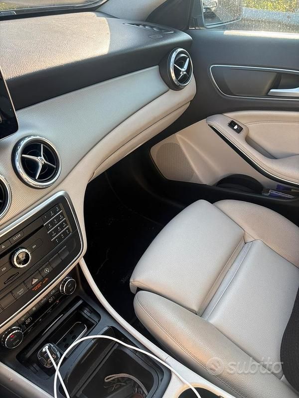 Usata Mercedes GLA180 109 CV (80 kW) 2016 Grigio SUV