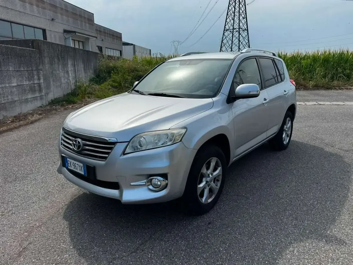 Usata Toyota RAV4 150 CV (110 kW) 2012 Argento SUV