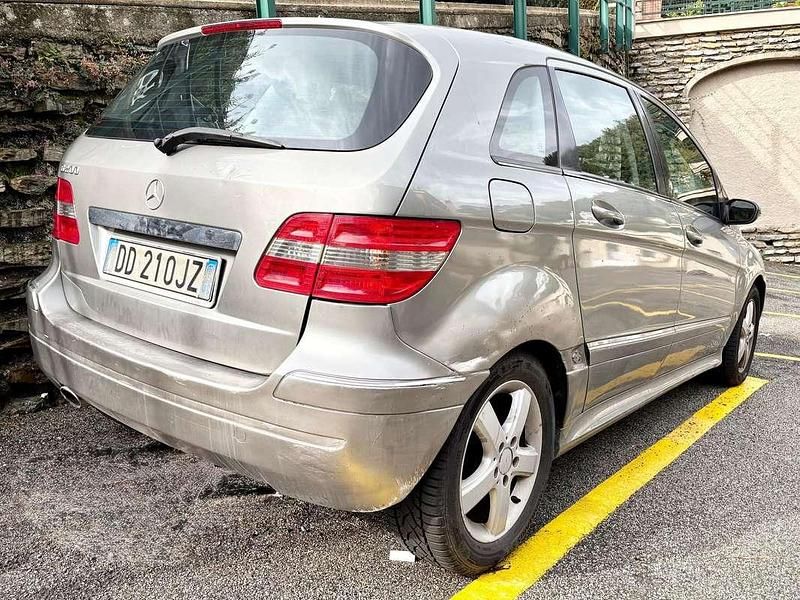 Usata Mercedes 200 98 CV (72 kW) 2007 Argento Monovolume