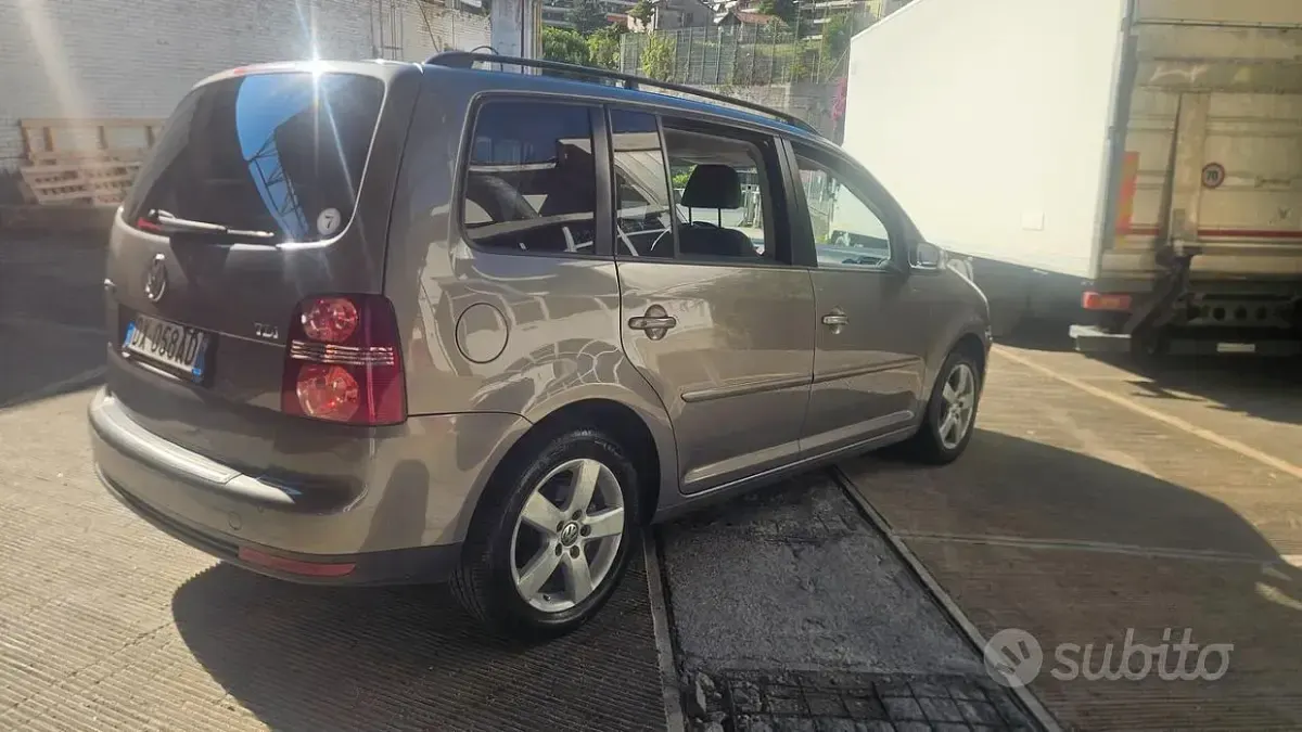 Usata VW Touran 105 CV (77 kW) 2009 Grigio Monovolume