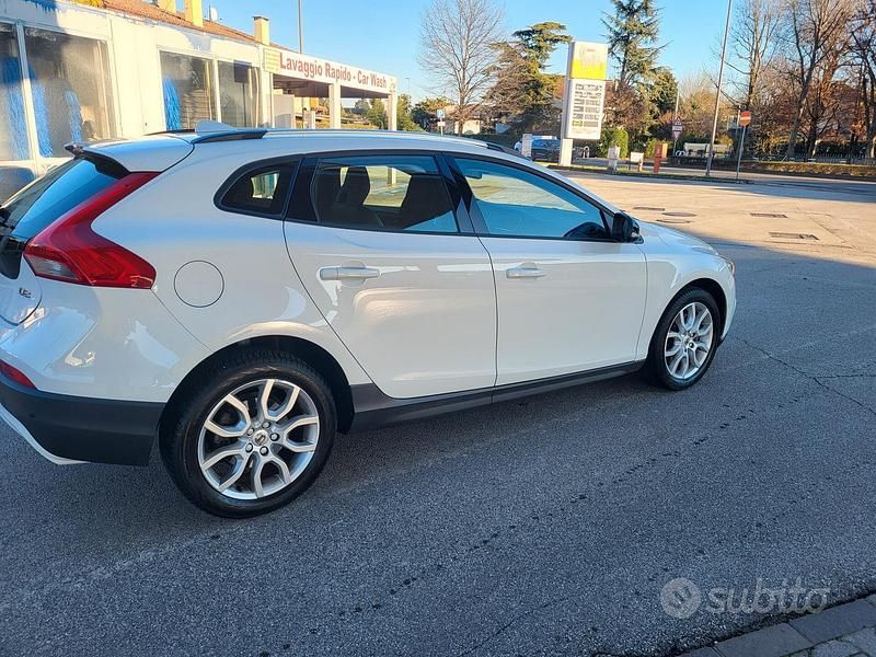 Usata Volvo V40 120 CV (88 kW) 2017 Bianco Berlina