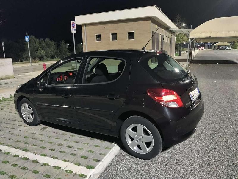 Usata Peugeot 207 68 CV (50 kW) 2011 Nero Berlina