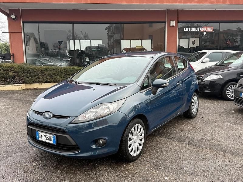 Blu Usata 2009 Ford Fiesta Titanium Tre volumi | 4600 € (Buon prezzo) - Immagine 1/4