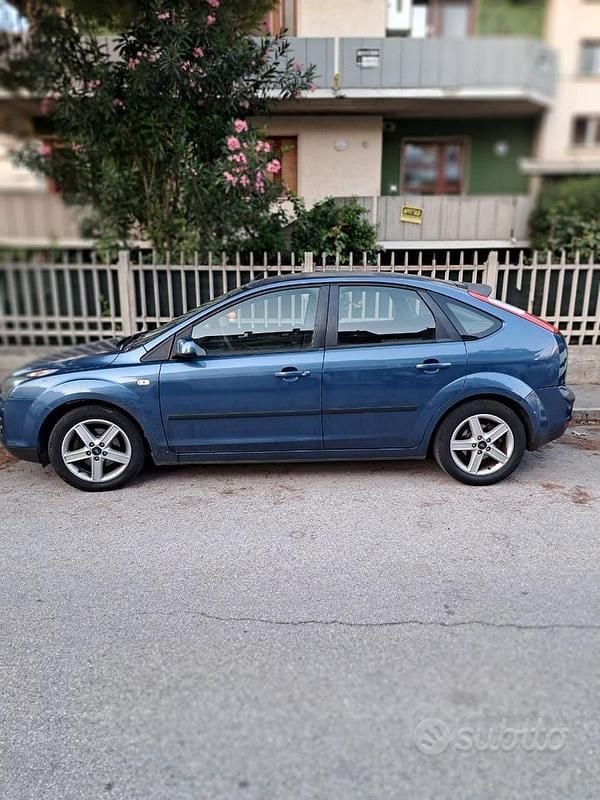Usata Ford Focus 110 CV (80 kW) 2006 Blu Berlina
