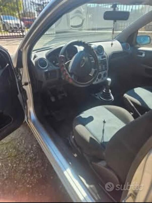 Usata Ford Fiesta 75 CV (55 kW) 2006 Grigio Utilitaria