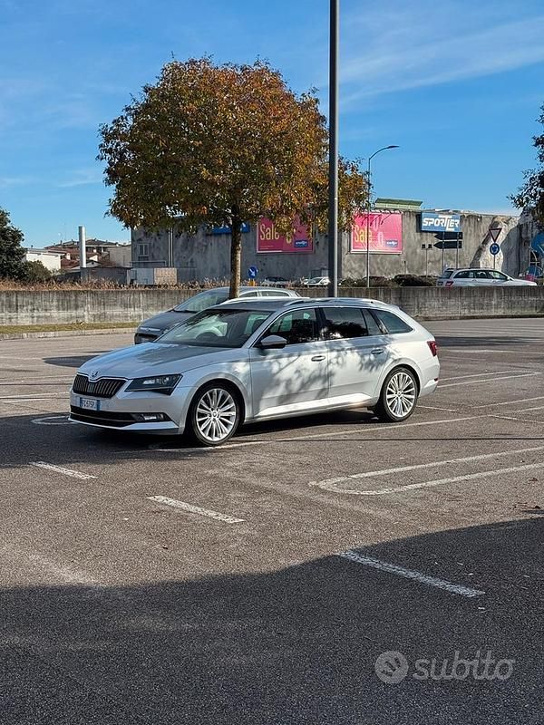 Usado Skoda Superb 140 CV (102 kW) 2017 Gris Familiar