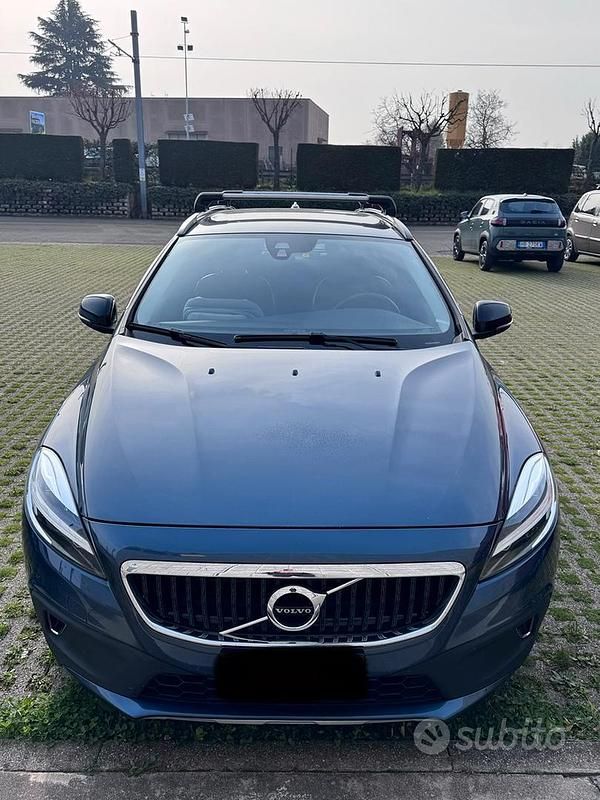 Usata Volvo V40 CC Plus 120 CV (88 kW) 2017 Blu Station wagon