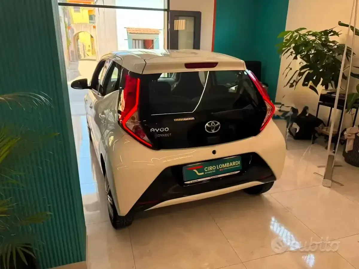 Usata Toyota Aygo Connect Style 72 CV (52 kW) 2021 Bianco Utilitaria