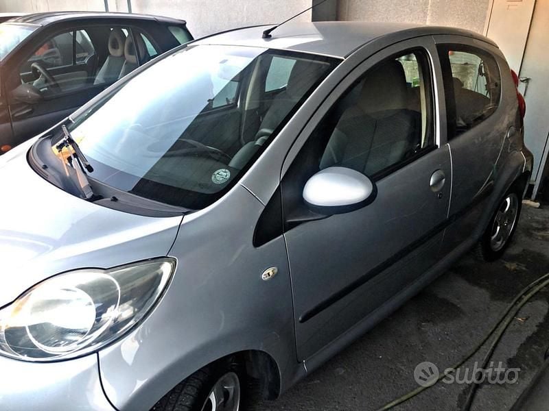 Usata Peugeot 107 68 CV (50 kW) 2009 Grigio Utilitaria
