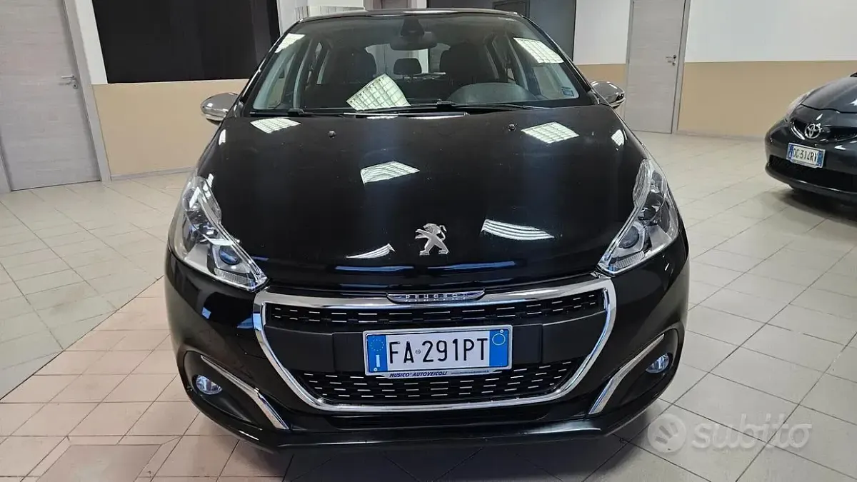 Usata Peugeot 208 Allure 75 CV (55 kW) 2015 Nero Utilitaria
