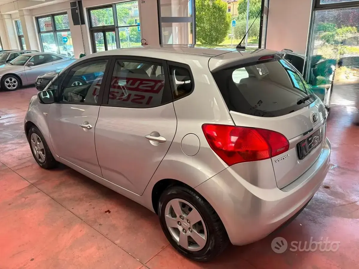 Usata Kia Venga 90 CV (66 kW) 2018 Grigio Utilitaria