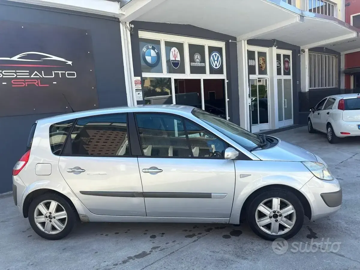 Usata Renault Grand Scénic II 106 CV (77 kW) 2006 Grigio Monovolume