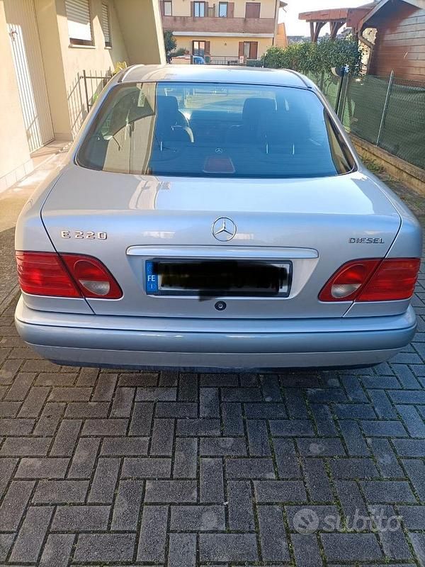 Usata Mercedes E220 136 CV (100 kW) 1997 Grigio Berlina