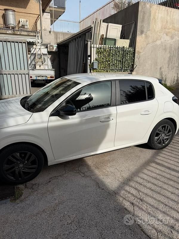 Usata Peugeot 208 Allure 102 CV (75 kW) 2022 Bianco Utilitaria