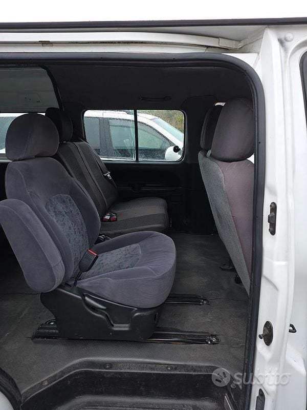 Begagnad Hyundai H-1 140 HK (102 kW) 2006 Vit Minibuss