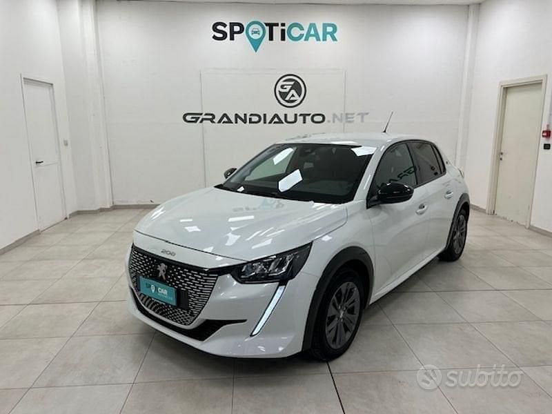 Usata Peugeot 208 Allure 100 kW (136 CV) 2022 Nero Utilitaria