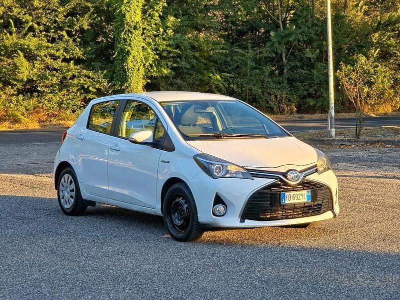 Bianco Usata 2016 Toyota Yaris Hybrid Active Tre volumi | 4900 € (Super prezzo) - Immagine 1/4