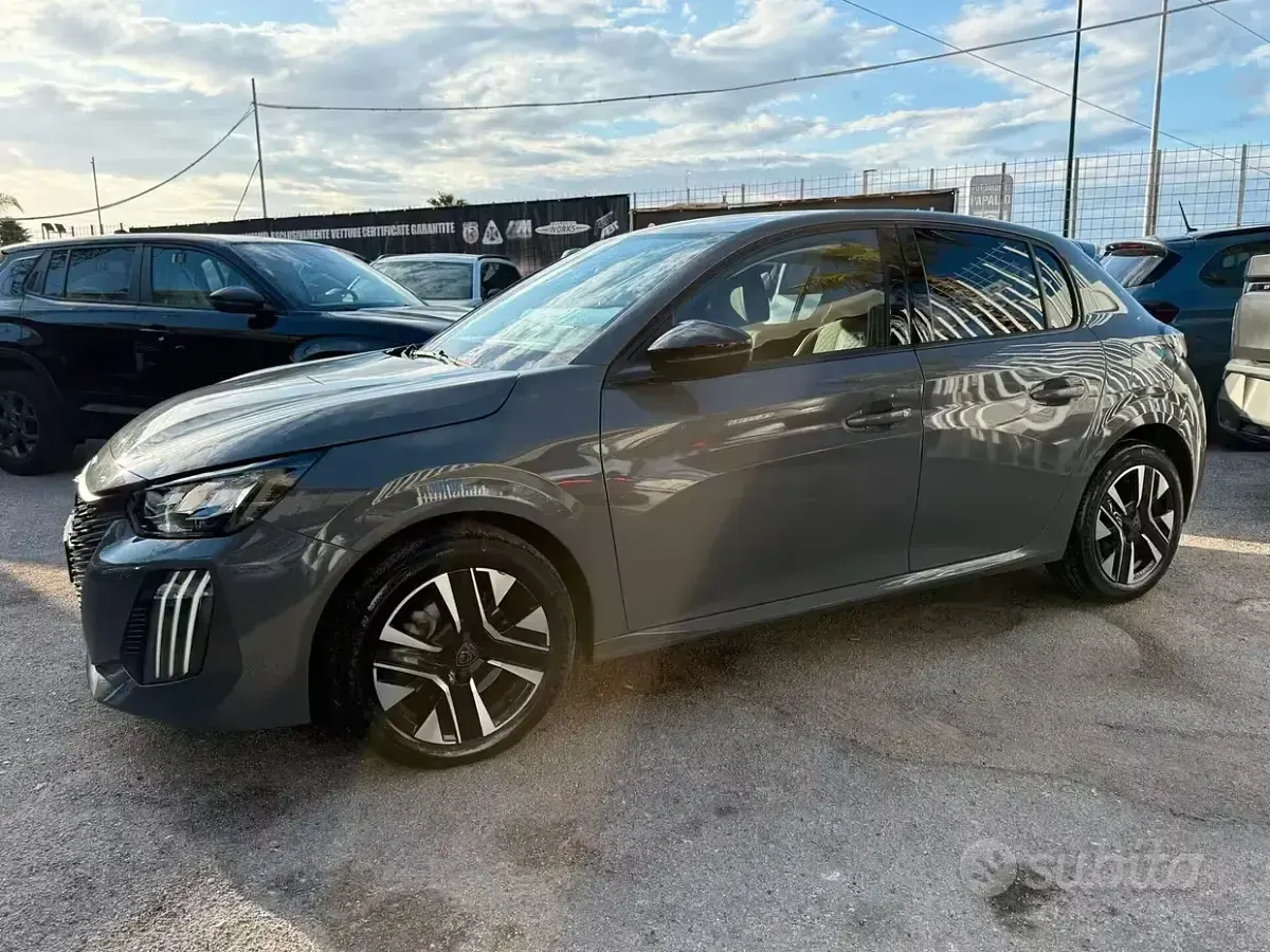 Usata Peugeot 208 Allure 101 CV (74 kW) 2025 Grigio Utilitaria