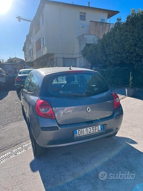 Usata Renault Clio II 70 CV (51 kW) 2007 Grigio Utilitaria