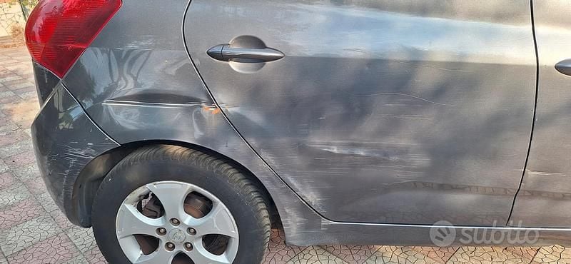 Usata Kia Venga 90 CV (66 kW) 2011 Grigio Utilitaria