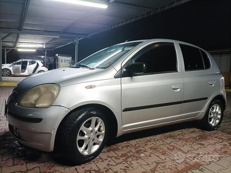Grigio Usata 2001 Toyota Yaris Sol Due volumi | 2300 € (Buon prezzo) - Immagine 1/4