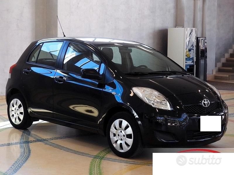 Nero Usata 2010 Toyota Yaris Sol Tre volumi | 4800 € (Buon prezzo) - Immagine 1/1