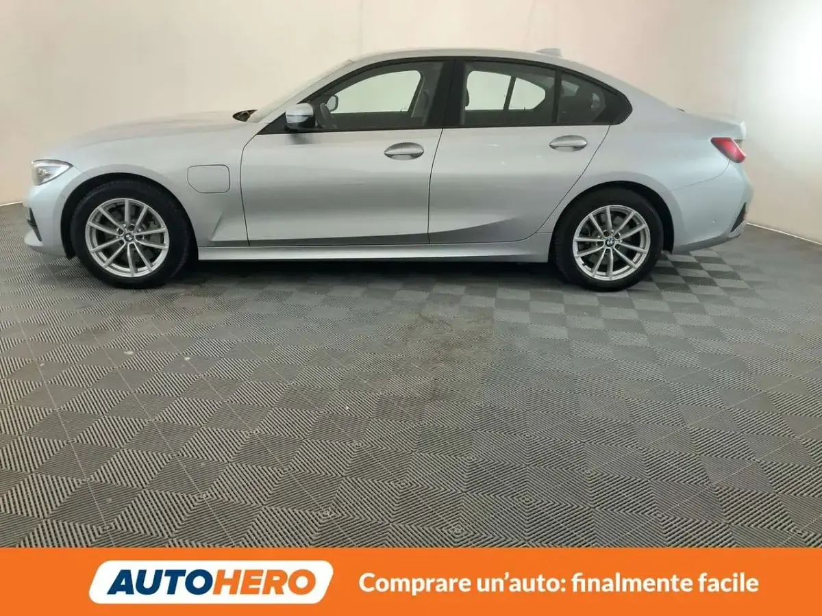 Usata BMW 330e Advantage 184 CV (135 kW) 2021 Argento Berlina
