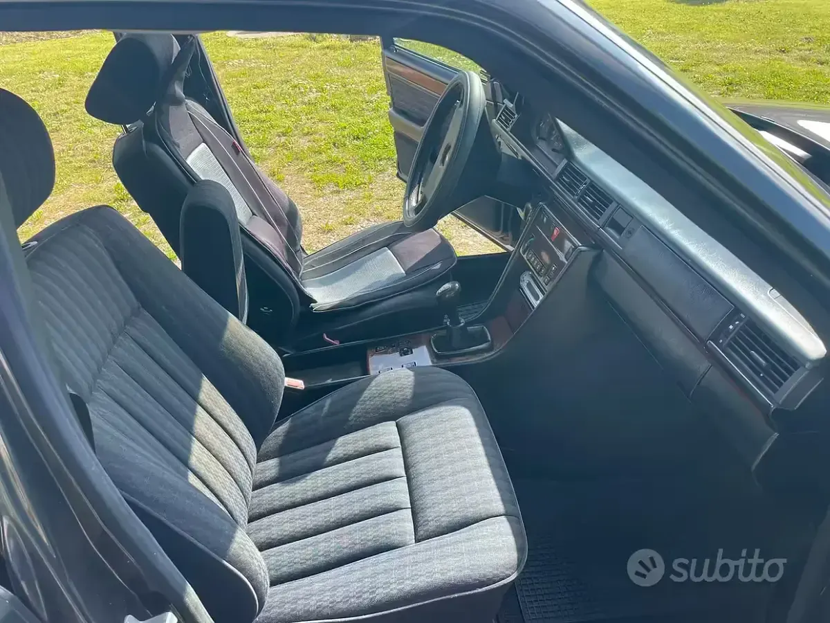 Usata Mercedes E200 122 CV (89 kW) 1991 Nero Berlina