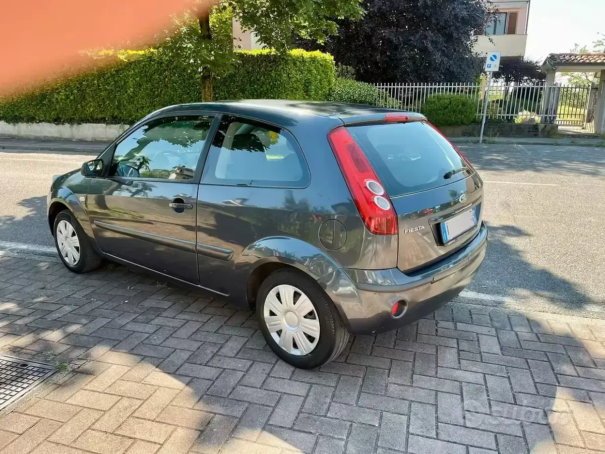 Usata Ford Fiesta Ghia 90 CV (66 kW) 2006 Utilitaria