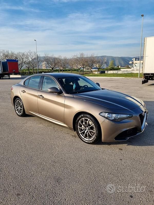 Usata Alfa Romeo Giulia Business 150 CV (110 kW) 2018 Bronzo Berlina