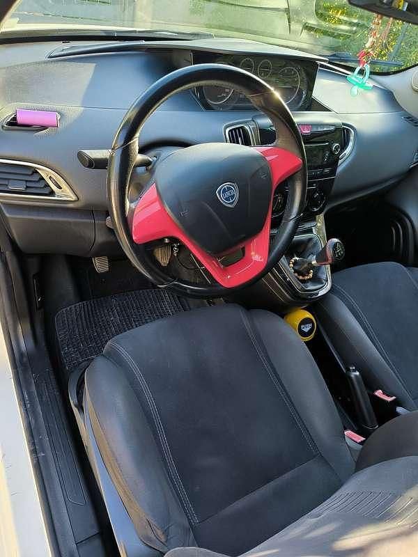 Usata Lancia Ypsilon Gold 95 CV (69 kW) 2012 Bianco Utilitaria