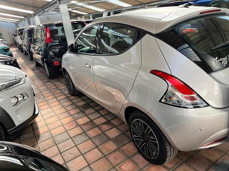 Usata Lancia Ypsilon Gold 69 CV (50 kW) 2021 Grigio Utilitaria