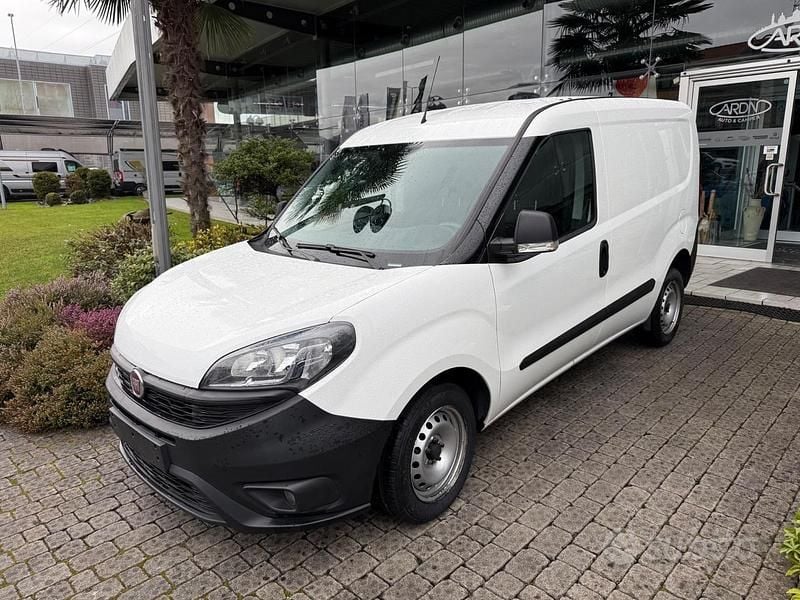 Usata Fiat Doblò 90 CV (66 kW) 2022 Bianco Monovolume