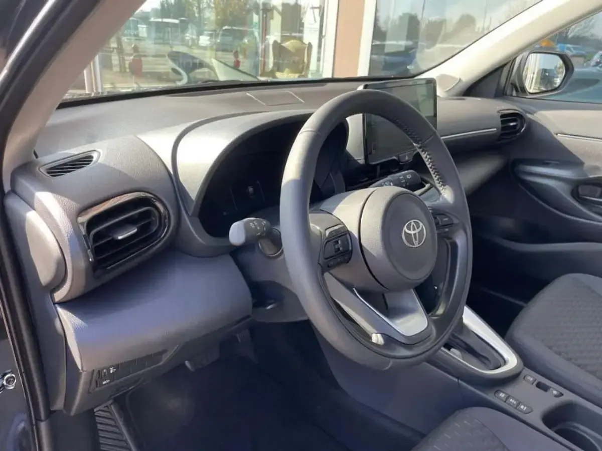 Nuova Toyota Yaris Hybrid 92 CV (67 kW) 2026 Juniper blue Berlina