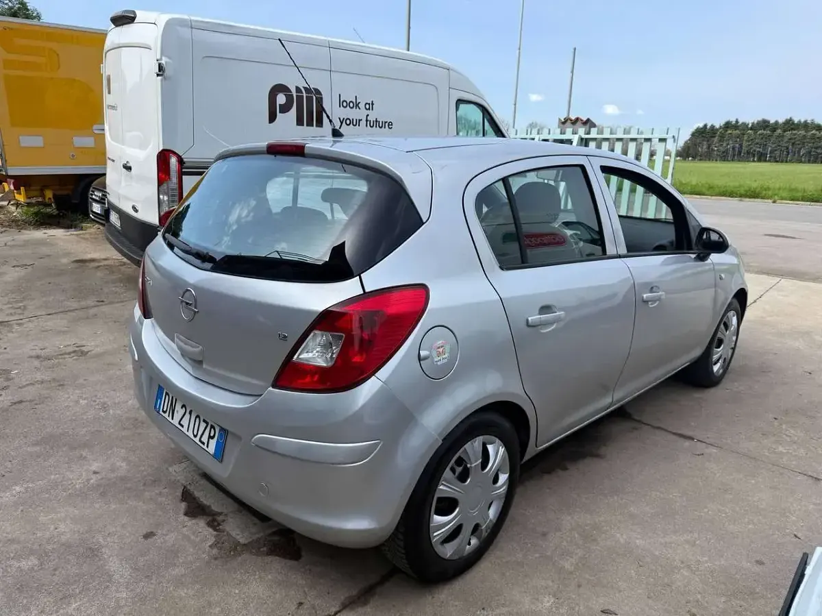 Usata Opel Corsa Cosmo 80 CV (58 kW) 2008 Argento Utilitaria