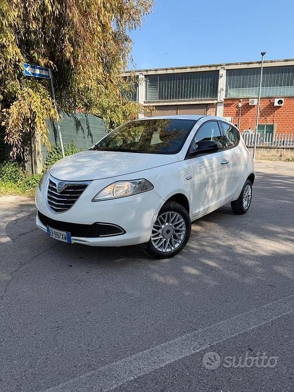 Usata Lancia Ypsilon Silver 85 CV (62 kW) 2014 Bianco Utilitaria