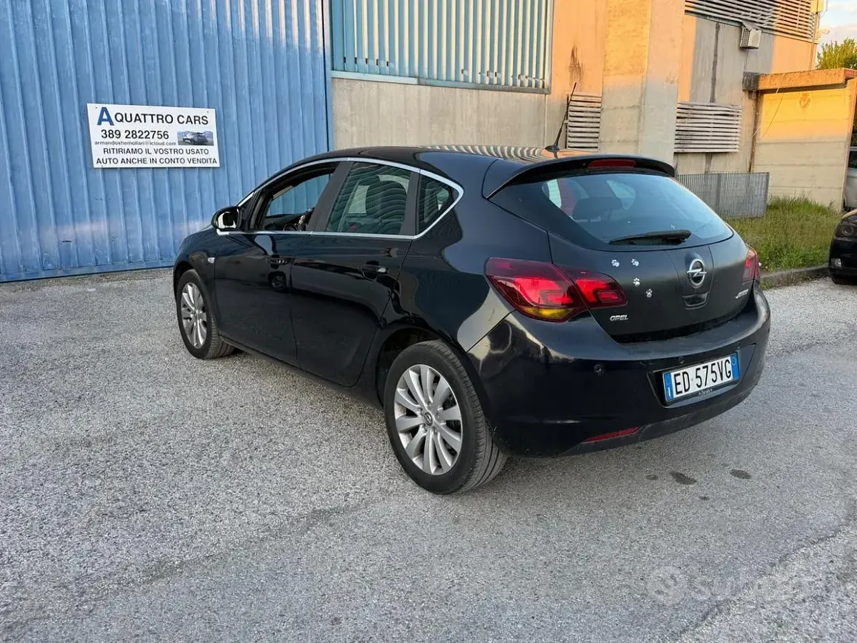 Usata Opel Astra 110 CV (80 kW) 2011 Nero Berlina
