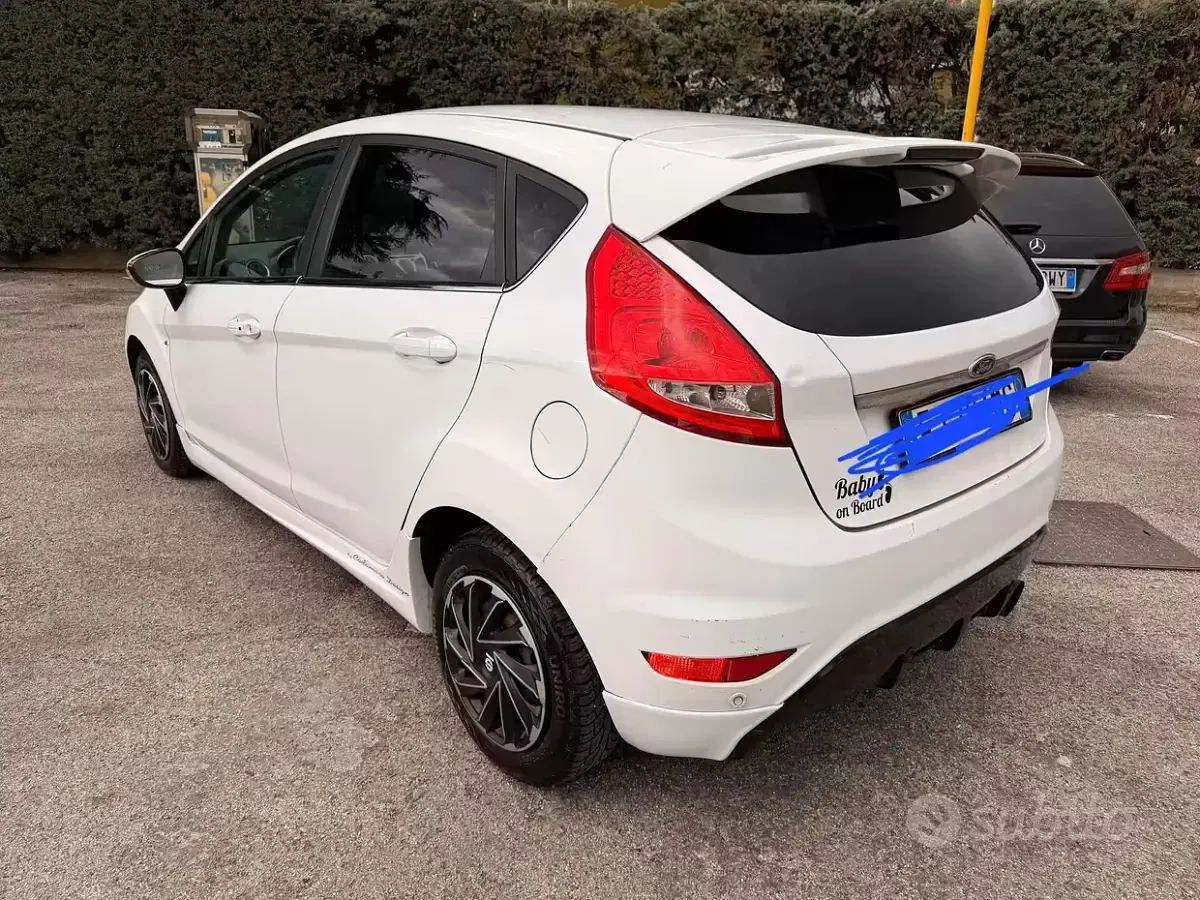Usata Ford Fiesta 95 CV (69 kW) 2011 Bianco Berlina