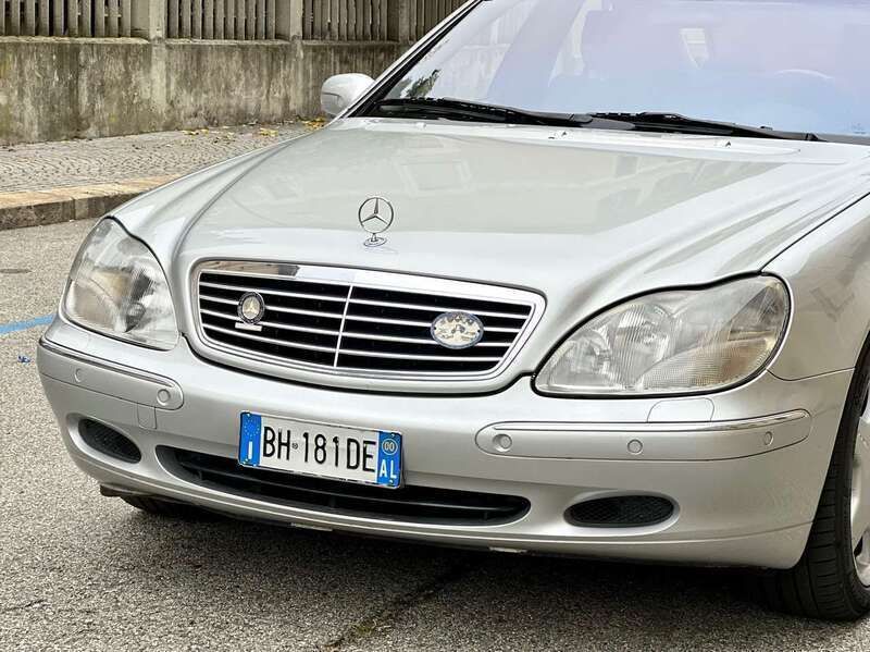 Usata Mercedes S500 299 CV (219 kW) 2000 Argento Berlina