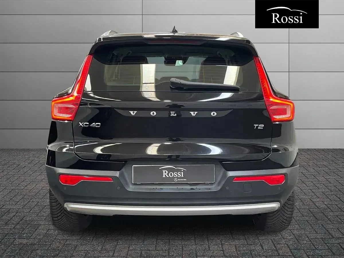 Usata Volvo XC40 Momentum 129 CV (94 kW) 2021 Nero metallizzato SUV